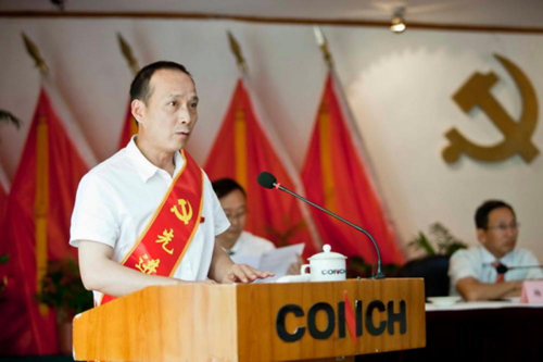 擔(dān)任黨支部書記期間，洪文生結(jié)合部門特點，提出“鐵路抓安全，黨員走在前”口號，讓黨員身邊無違紀(jì)，黨員保班組等具體活動得到落實。為落實工廠、部門制定的“兩學(xué)一做”等黨建計劃任務(wù)，洪文生在定期組織召開支部大會的基礎(chǔ)上，以各運行班為單位，利用班中作業(yè)間隙時間組織班中黨員進(jìn)行小組學(xué)習(xí)交流、義務(wù)勞動等黨員活動，保證了全體黨員的學(xué)習(xí)實效。