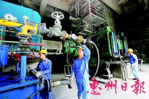 工人在生產(chǎn)車間維護(hù)保養(yǎng)機(jī)器設(shè)備。 本報記者鐘暢新 攝
