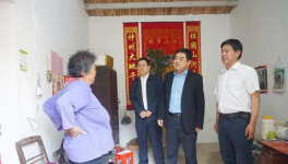 集團(tuán)副總經(jīng)理、水泥股份黨委書(shū)記王建超到江老家村、元圩村扶貧慰問(wèn)