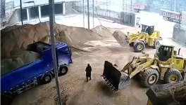 太慘了！直接把人鏟到了喂料倉里了！